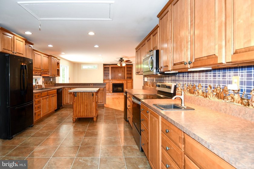 Peaceful Country Home ..SUPER SIZED!! Brick front Split Foyer - photo 12