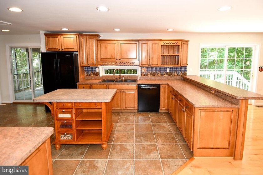 Peaceful Country Home ..SUPER SIZED!! Brick front Split Foyer - photo 16