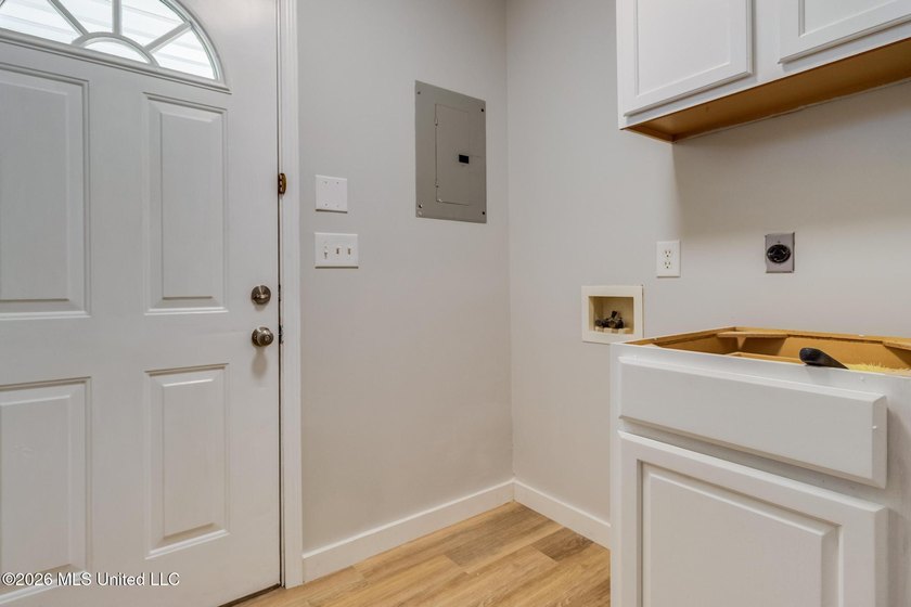 Beautifully updated home featuring an open floor plan, vaulted - photo 17