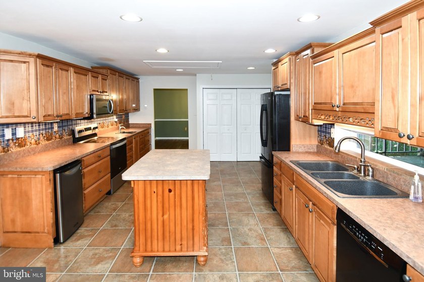 Peaceful Country Home ..SUPER SIZED!! Brick front Split Foyer - photo 17