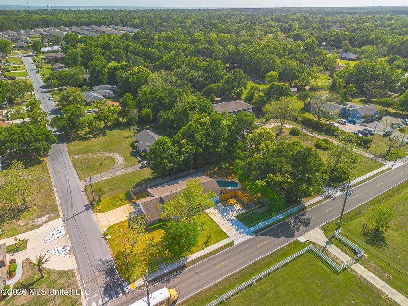 Beautifully updated home featuring an open floor plan, vaulted - photo 18