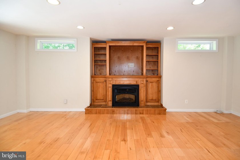 Peaceful Country Home ..SUPER SIZED!! Brick front Split Foyer - photo 19