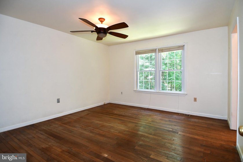Peaceful Country Home ..SUPER SIZED!! Brick front Split Foyer - photo 25