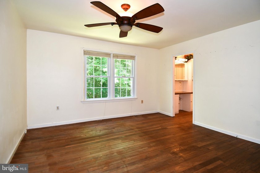 Peaceful Country Home ..SUPER SIZED!! Brick front Split Foyer - photo 26