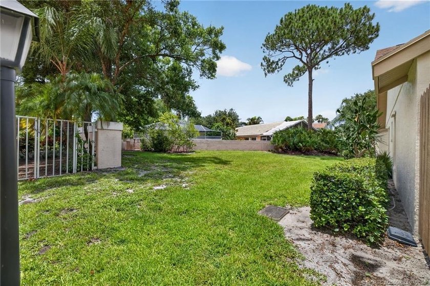 Beautifully updated villa in the centrally located community of - photo 32