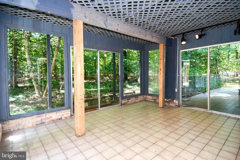 Peaceful Country Home ..SUPER SIZED!! Brick front Split Foyer - photo 36