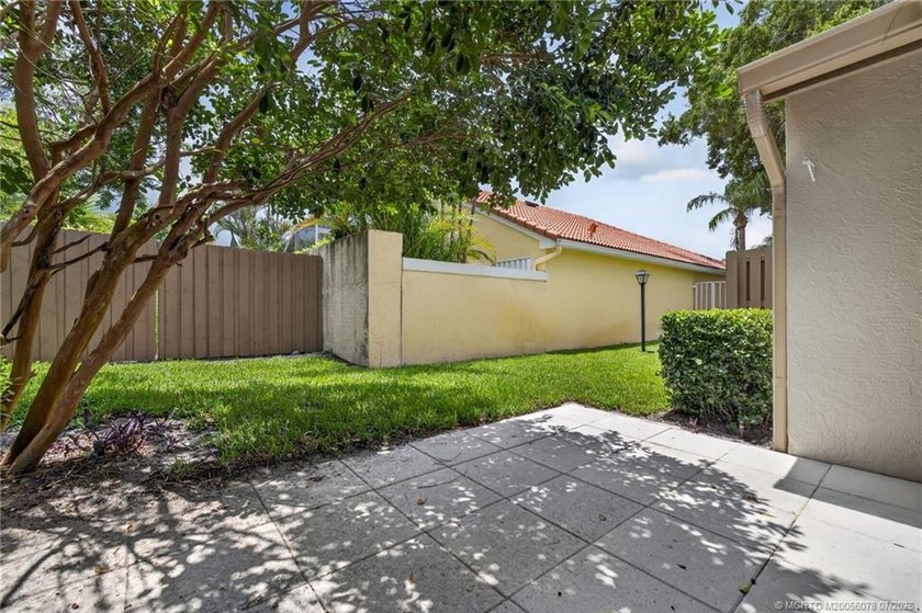 Beautifully updated villa in the centrally located community of - photo 38
