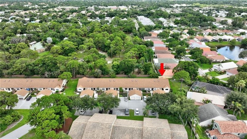 Beautifully updated villa in the centrally located community of - photo 42