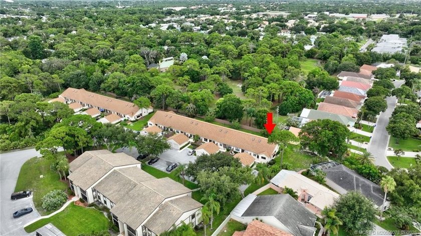 Beautifully updated villa in the centrally located community of - photo 43