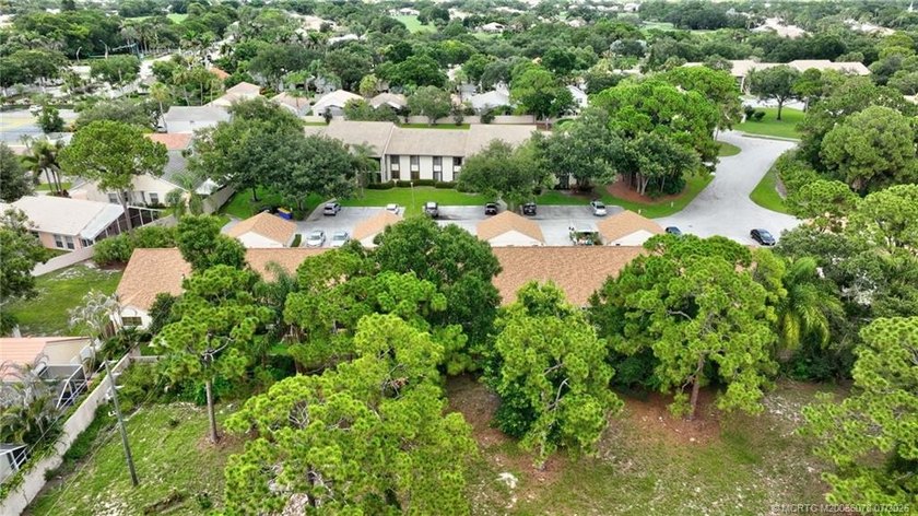 Beautifully updated villa in the centrally located community of - photo 50