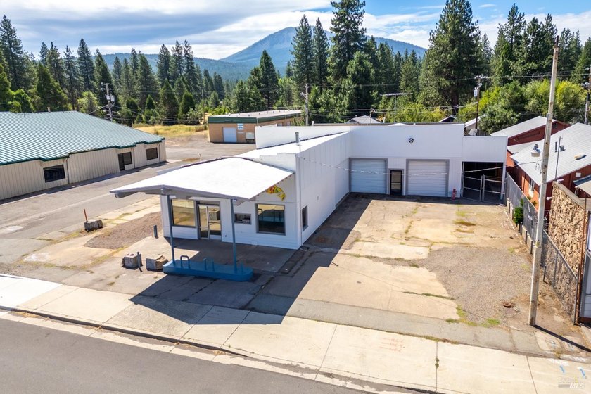 Prime freestanding Mixed-use building with corner lot exposure! - photo 2