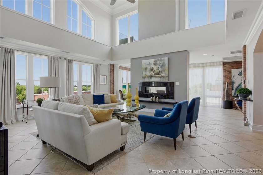 Experience luxury living in this extraordinary downtown - photo 5
