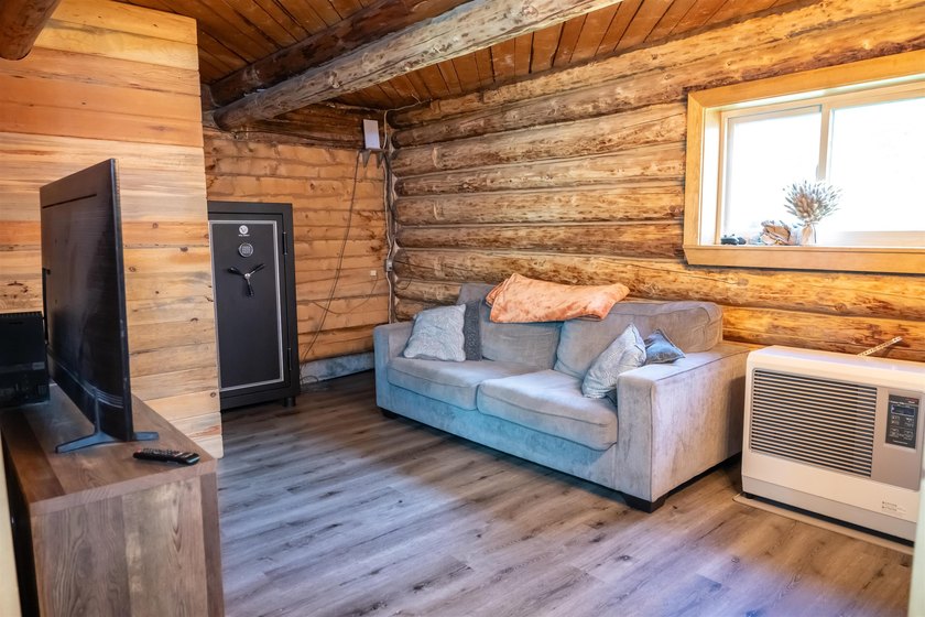 Cozy doesn't have to mean compromising, and this 1,110 square - photo 9