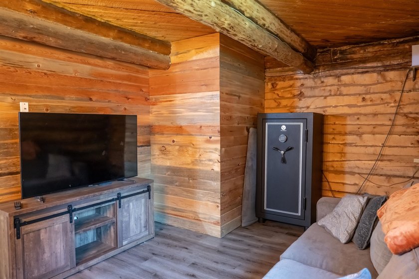 Cozy doesn't have to mean compromising, and this 1,110 square - photo 10
