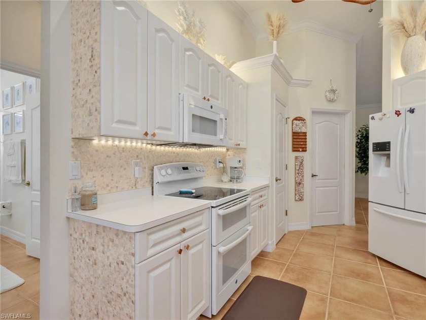 Move right into this beautifully maintained pool home with a - photo 15