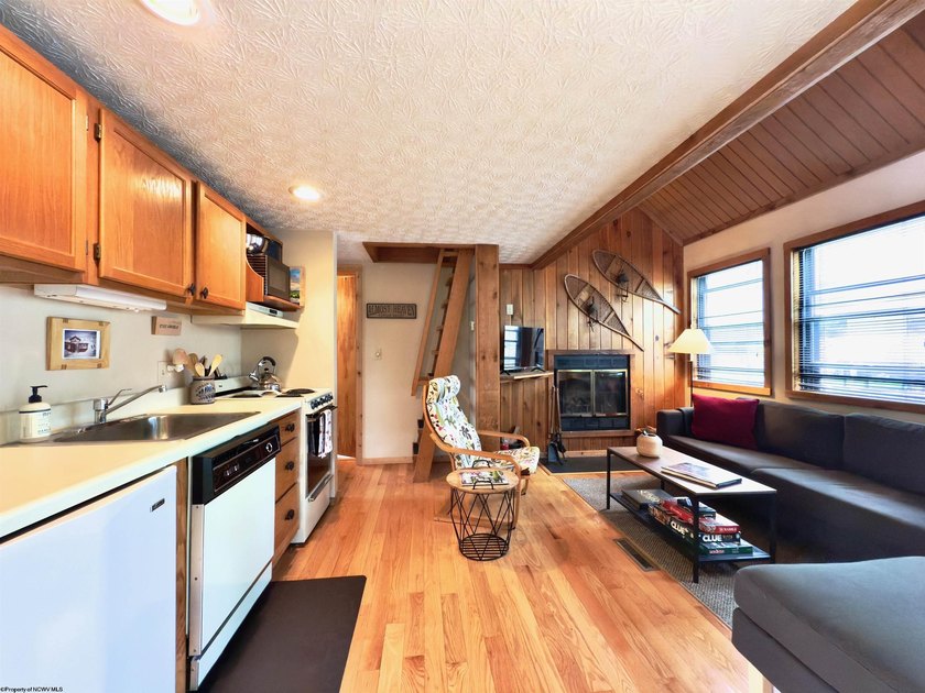 This small pedestal home has many improvements. 2023- new roof - photo 6