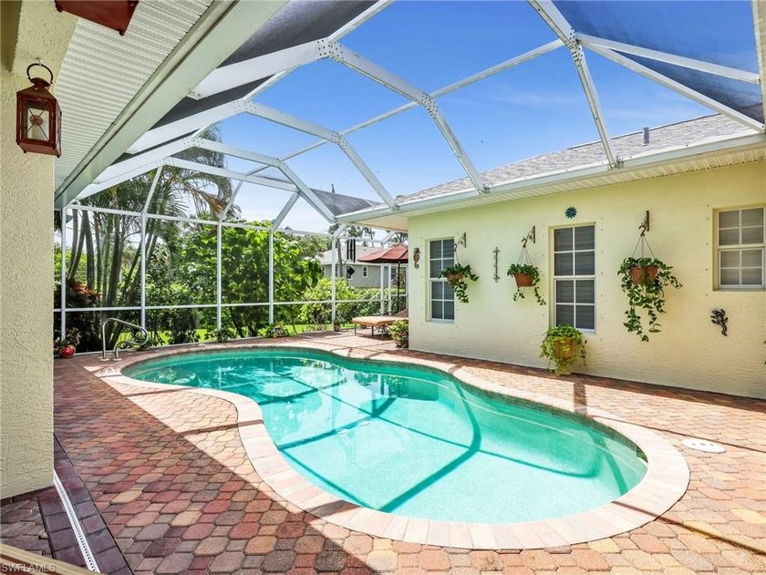 Move right into this beautifully maintained pool home with a - photo 18