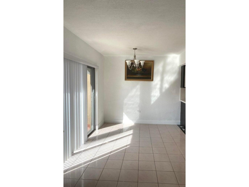 Well maintained, partially renovated townhouse located in the - photo 2