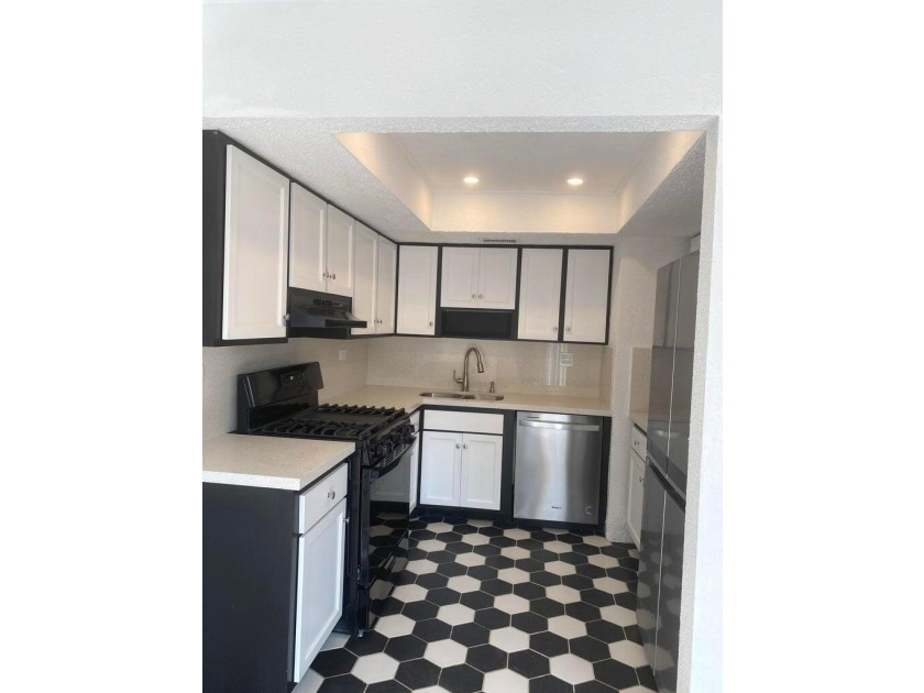 Well maintained, partially renovated townhouse located in the - photo 3