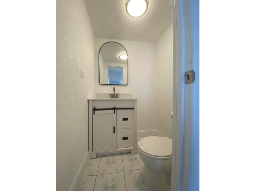 Well maintained, partially renovated townhouse located in the - photo 4