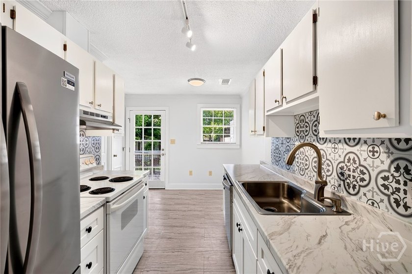 Beautifully renovated 1900s historic townhouse in the highly - photo 8