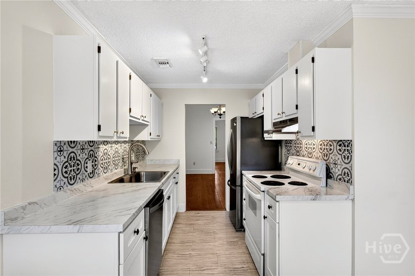 Beautifully renovated 1900s historic townhouse in the highly - photo 9