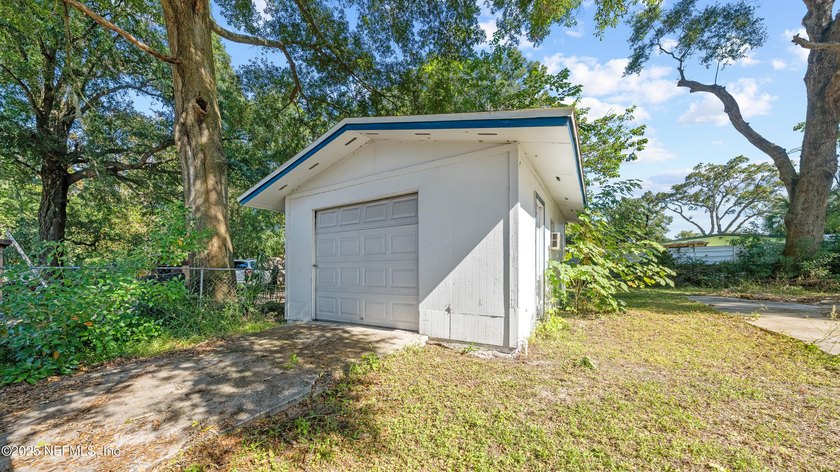 Beautifully renovated 3-bedroom, 2-bath home in the Arlington - photo 32