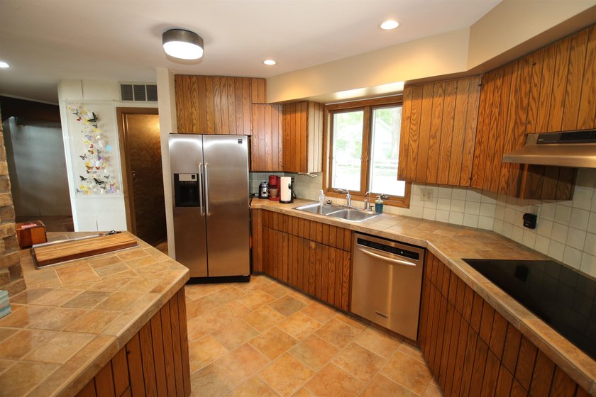 This solid, stalwart home on 100 feet of West Okoboji shoreline - photo 4