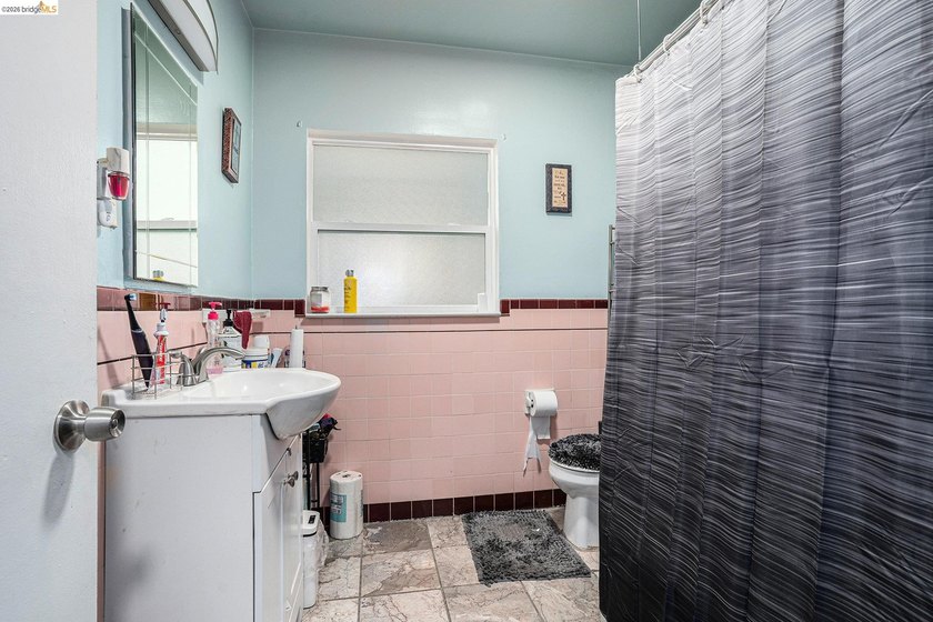Oakland Duplex. Good bones with room for some finishing touches - photo 17