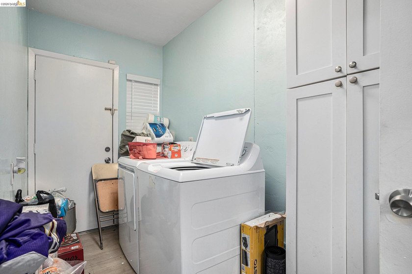 Oakland Duplex. Good bones with room for some finishing touches - photo 18