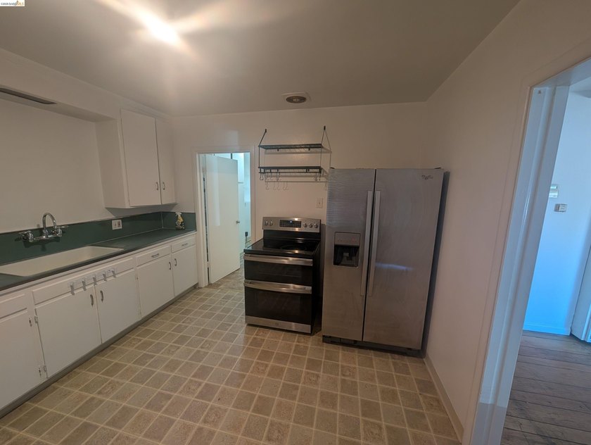 Oakland Duplex. Good bones with room for some finishing touches - photo 24