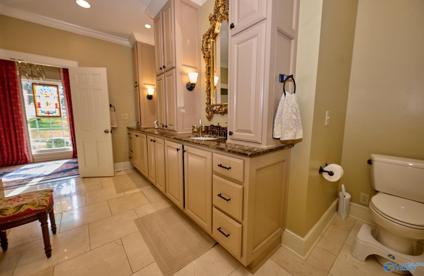 New Price! This gorgeous Southern Estate blends elegance with - photo 26
