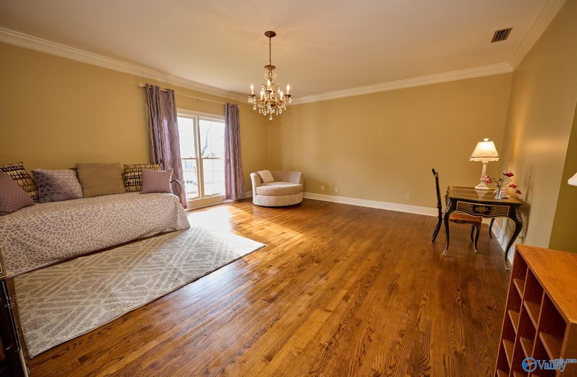 New Price! This gorgeous Southern Estate blends elegance with - photo 33