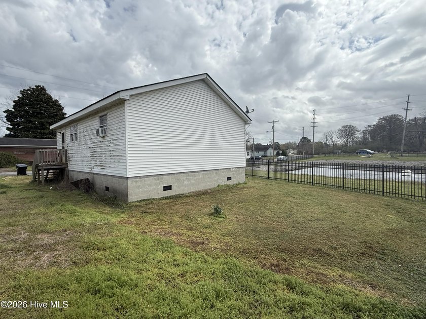 Charming 2-bedroom, 1-bath cottage just a few blocks from - photo 3