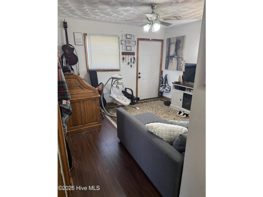 Charming 2-bedroom, 1-bath cottage just a few blocks from - photo 8