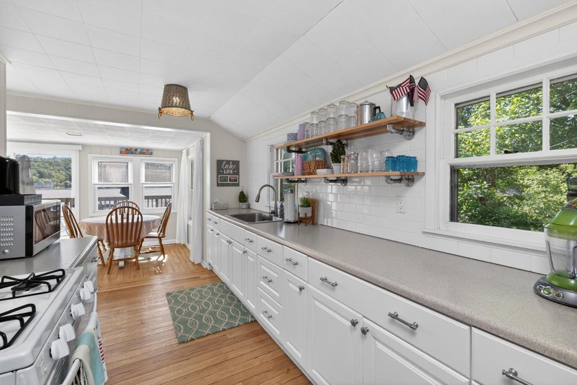 2 bed, 1.5 bath year round cottage on 240 acre, Spring Fed Long - photo 11