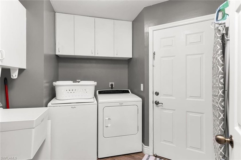 Ideally situated just moments from Mackle Park, this beautifully - photo 17
