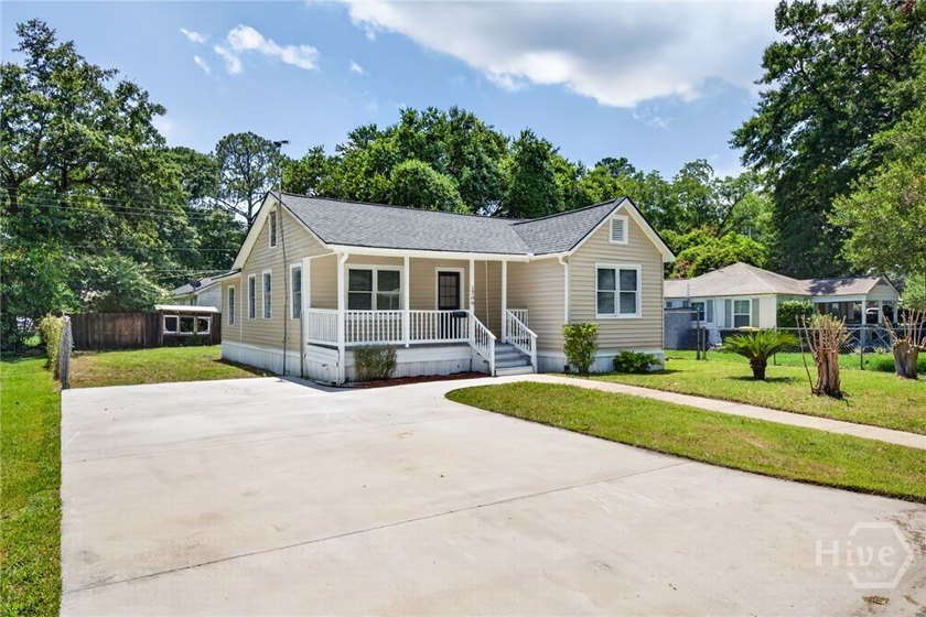 Welcome to 1209 E 69th Street, an adorable Savannah bungalow - photo 3