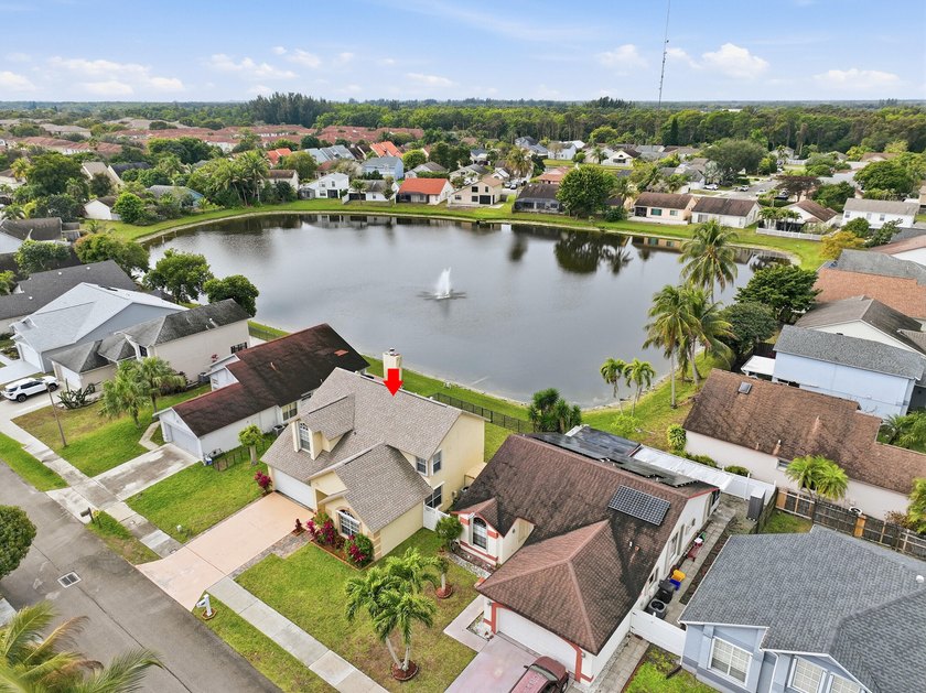 Beautifully updated throughout and move in ready! Open &amp; - photo 2
