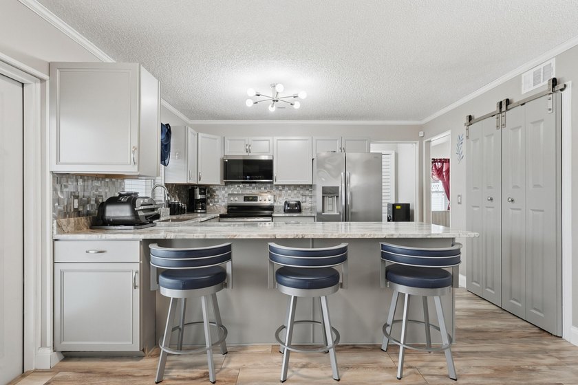 Beautifully updated throughout and move in ready! Open &amp; - photo 4