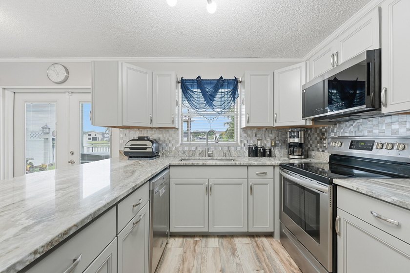 Beautifully updated throughout and move in ready! Open &amp; - photo 5