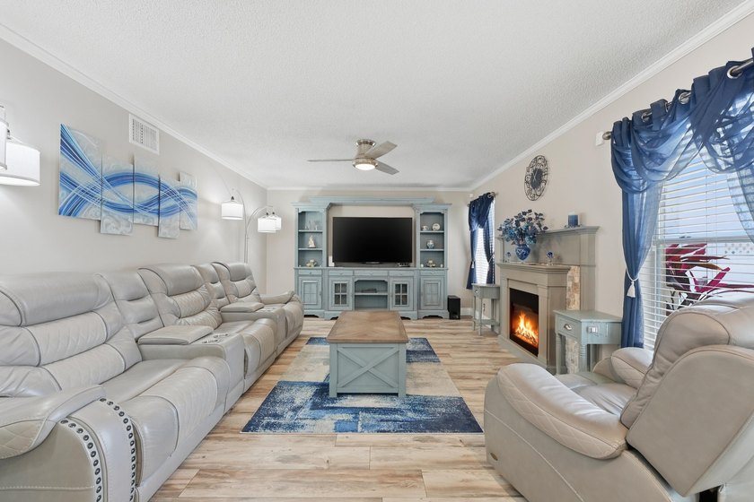 Beautifully updated throughout and move in ready! Open &amp; - photo 6
