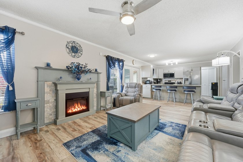 Beautifully updated throughout and move in ready! Open &amp; - photo 7