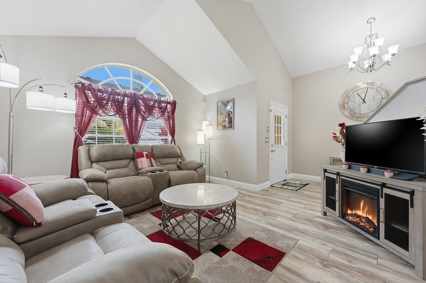 Beautifully updated throughout and move in ready! Open &amp; - photo 10