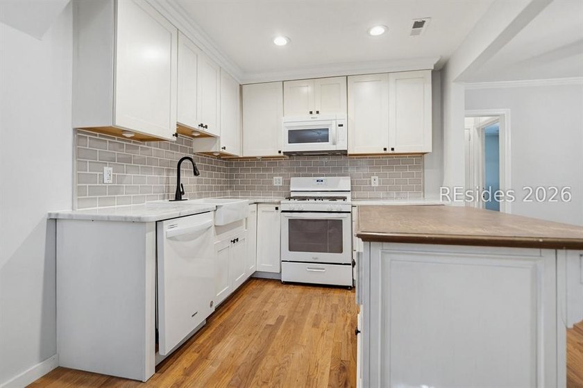 Charming Pigeon Point Cottage! Nestled in one of Beaufort's most - photo 12