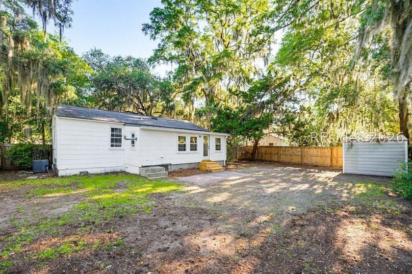 Charming Pigeon Point Cottage! Nestled in one of Beaufort's most - photo 26