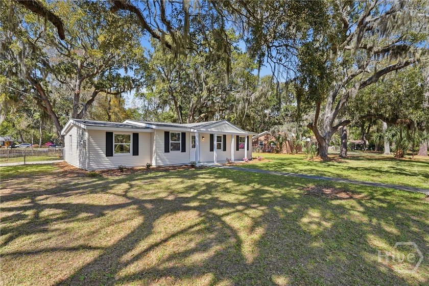 Fully renovated 3-bedroom, 2-bath ranch home on a desirable - photo 3