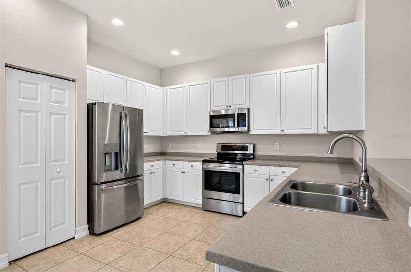 POND VIEW - MOVE IN READY! This lovely Positano model home has a - photo 12