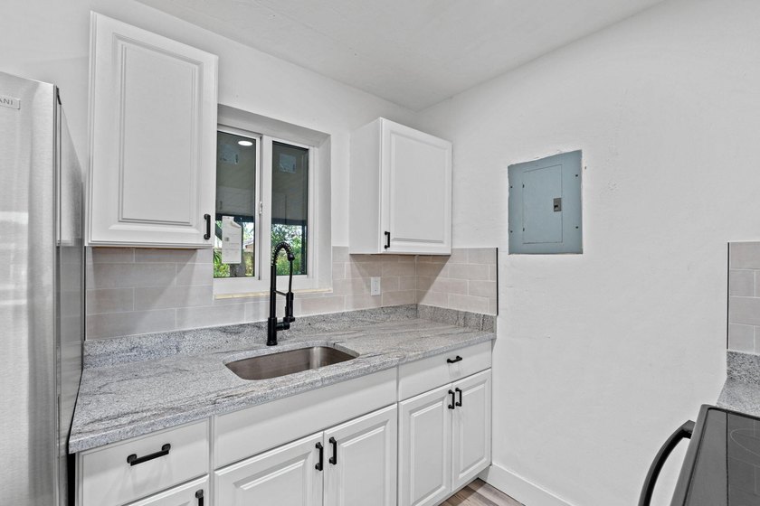 Welcome this Beautiful fully remodeled 3 bedroom 1 bathroom to - photo 12
