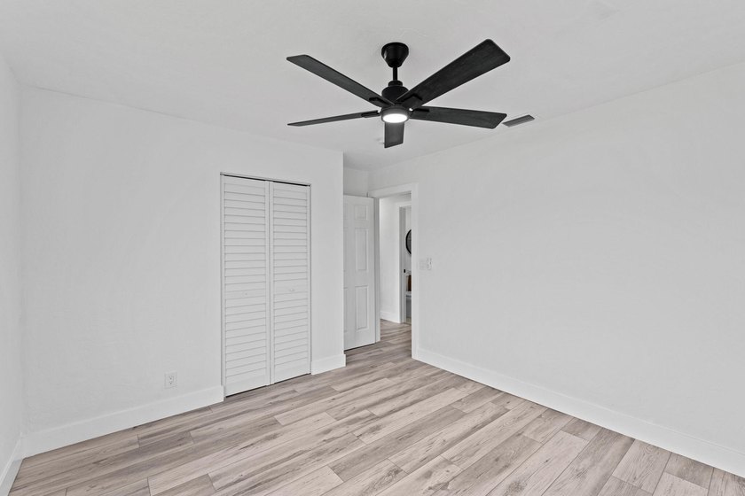 Welcome this Beautiful fully remodeled 3 bedroom 1 bathroom to - photo 17